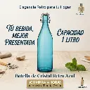 Botella de cristal azul anuncio .webp